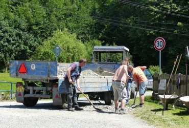 Oprava cesty na Dolech